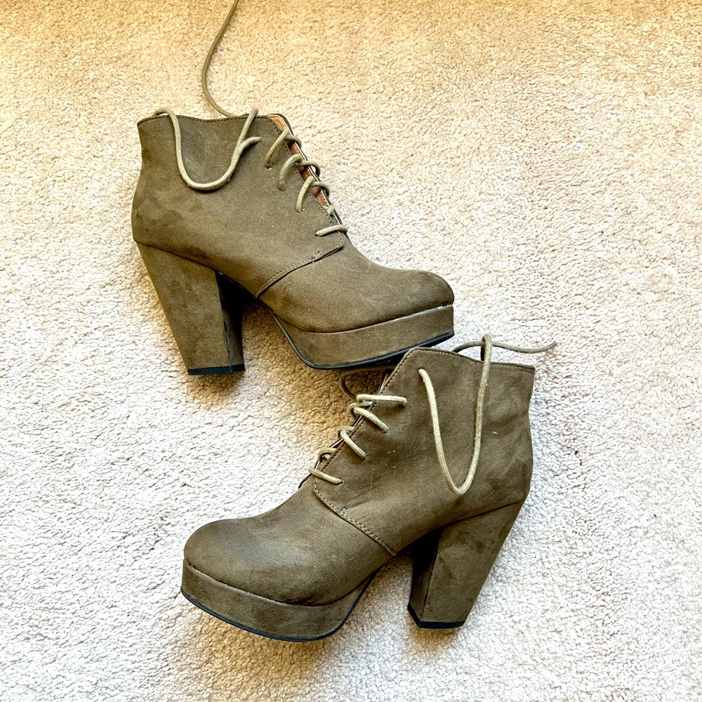 Mix No. 6. Platform Heel Booties in Suede. Olive Green/Army Green. Size 8.